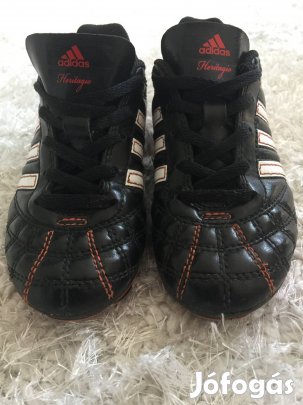 29-es Adidas focicipő