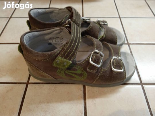 29-es fiú Richter szandál