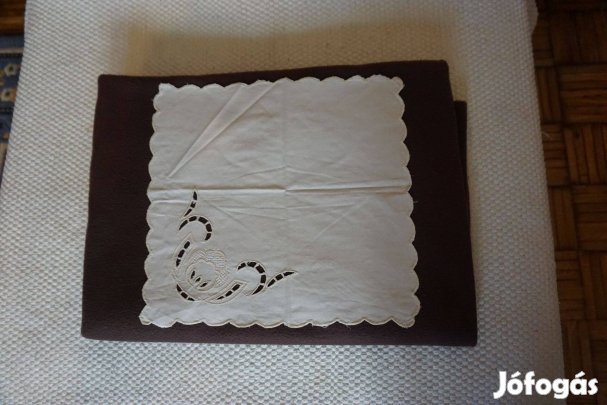 29x31 cm.-es hímzett és riselt fehér virág mintás csipke terítő eladó