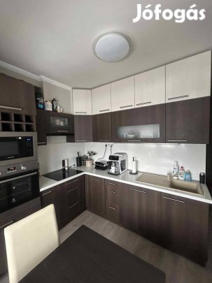 2+1 szobás, erkélyes, Felújított állapotú lakás eladó!