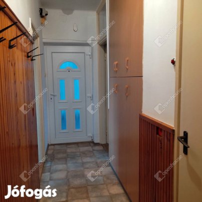 2,5 szobás lakás kis udvarral eladó Celldömölkön!