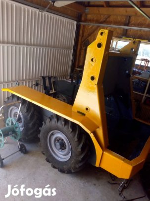 2,6 tonnás kis rakodó gép eladó 