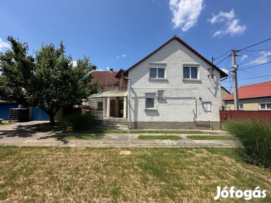 2 GENERCIÓS CSALÁDI HÁZ AZ ÉSZAK-NYUGATI VÁROSRÉSZBEN