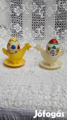 2 darab újszerű retro műanyag tojástartó színes tojásokkal egyben