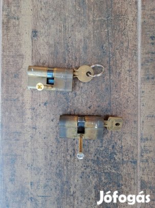 2 db 25x25 zárbetét eladó 1-1 db kulccsal