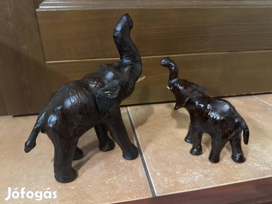 2 db. bőrrel bevont elefánt.,