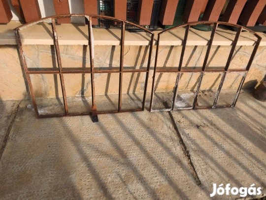 2 db. kovácsoltvas ablak párban