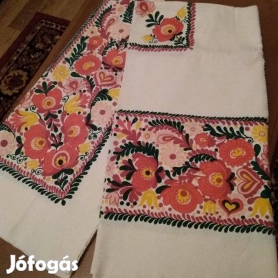 2 db asztalterítő a 70-es évekből népi motívumokkal 120x120 cm