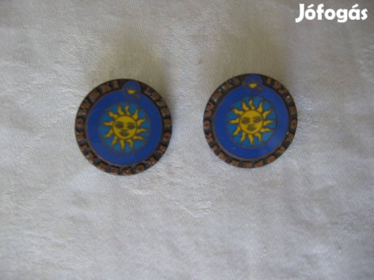 2 db egyforma kitűző a Kopernikusz év emlékére