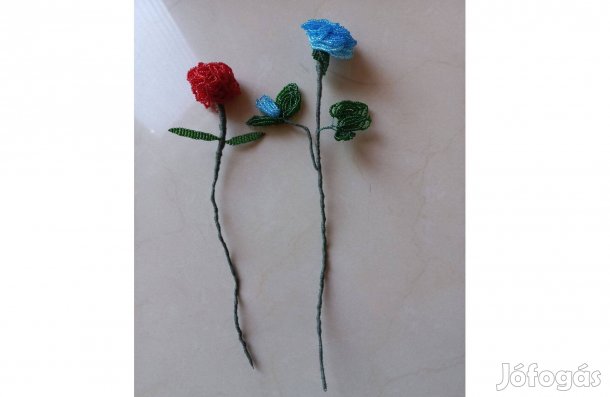 2 db gyöngyből fűzött virág