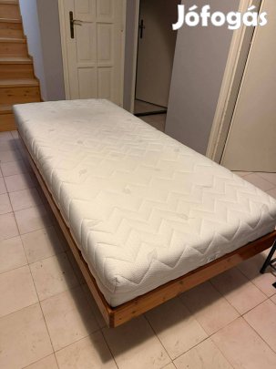 2 db használt, jó állapotú fa ágy fém lábakkal, matracokkal