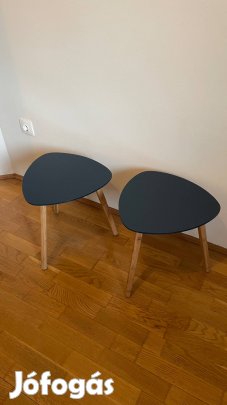 2 db kék éjjeliszekrény / lerakóasztal fa lábakkal, skandináv stílus