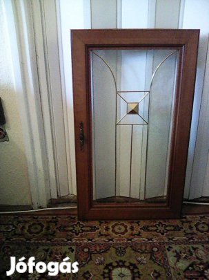 2 db kemény fa díszes réz mintával ellátott vitrin ajtók