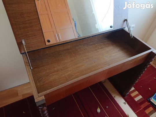 2 db koloniál stílusú fiókos éjjeliszekrény és 1 db sminkasztal