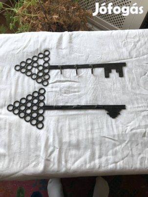 2 db kovácsoltvasból készült kulcs figura, dísz fogas, 37 cm hosszú 29