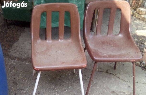 2 db műanyag fémlábú használt /udvari szék volt/ átfesthető