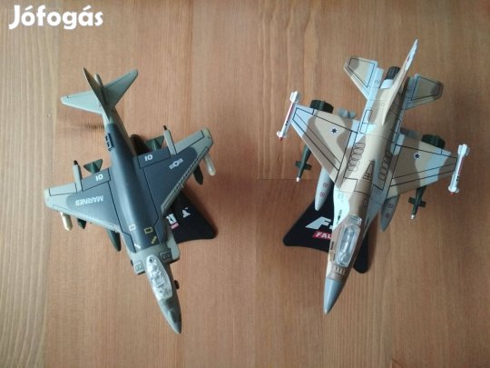 2 db repülőgép makett eladó