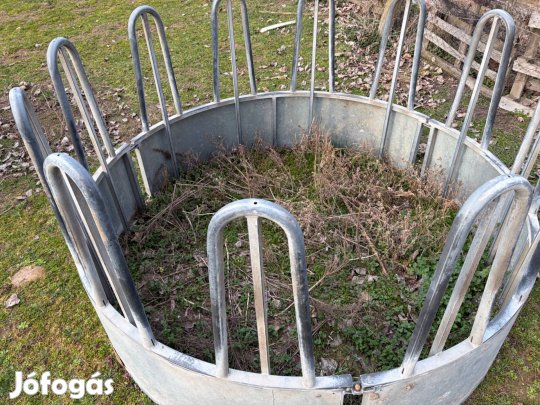 2 db szarvasmarha széna önetető