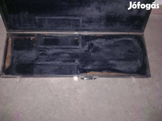 2 gitártok, hangoló, heveder