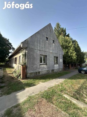 2 ingatlan és egy 3000 m2-es telek!