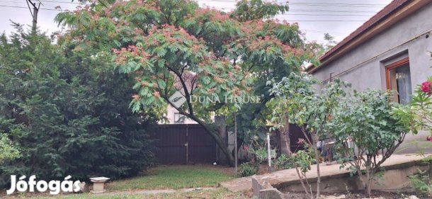 2 lakás kialakítására alkalmas családi ház eladó!