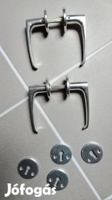 2 pár ezüst színű kilincs kulcslyuk takaróval