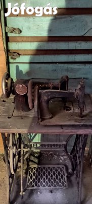 2 singer varró gep egy asztal 
