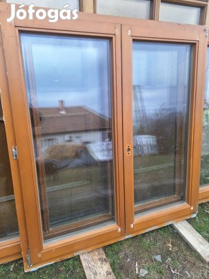 2 szárnyú fenyő ablak.