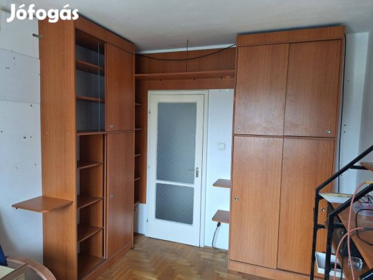 2 szekrény elhúzhatós ajtóval és összekötő polccal