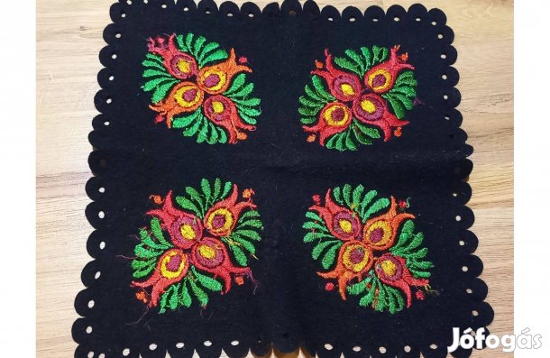 2db Himzett Matyó mintás fekete filc teritő együtt 2500ft