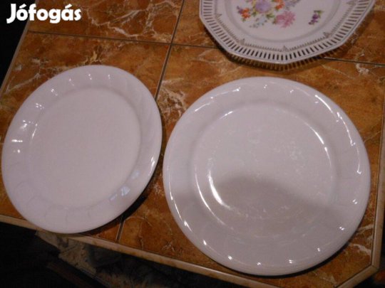 2db Hollóházi lapostányér egyik peremén alul lepattanás