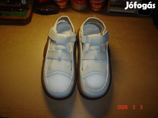 2db Szellős cipő, szandál