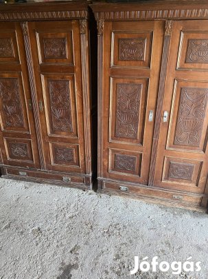 2db faragott tömörfa ruhásszekrény