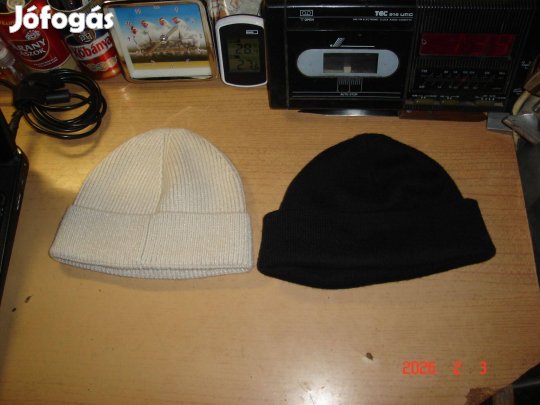 2db kötött sapka