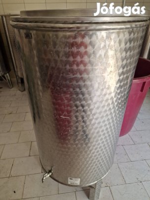 300 literes tartály eladó