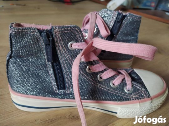 30 as méretű hipercuki tornacipő