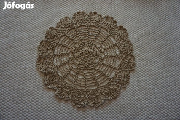 30 cm.-es kerek bézs kézi csipke alátét terítő eladó