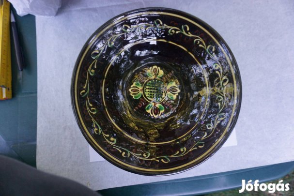 30 cm.-es lapos sötétbarna vásárhelyi gránit dísztányér eladó