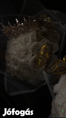 30 szálas fehér csillogós örökrózsa koronával