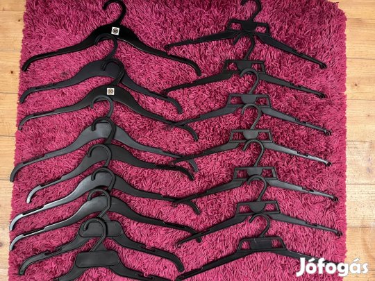 30db fekete műanyag ruha fogas, ruhafogas, vállfa!