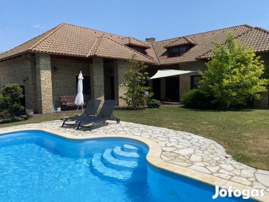 318 nm-es ház eladó Mogyoród