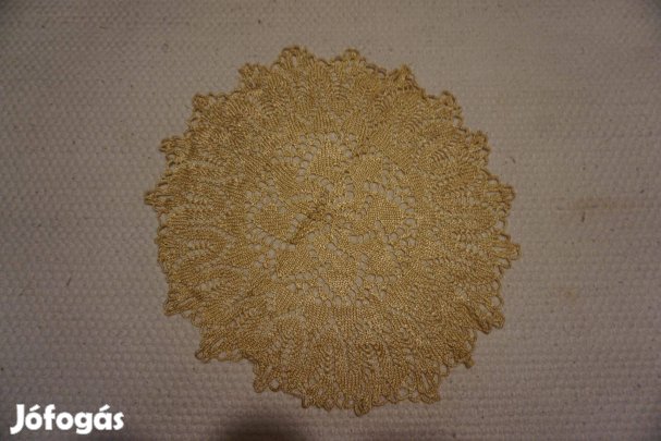 31 cm.-es bézs és aranysárga fonalla készült csipke alátét terítő elad