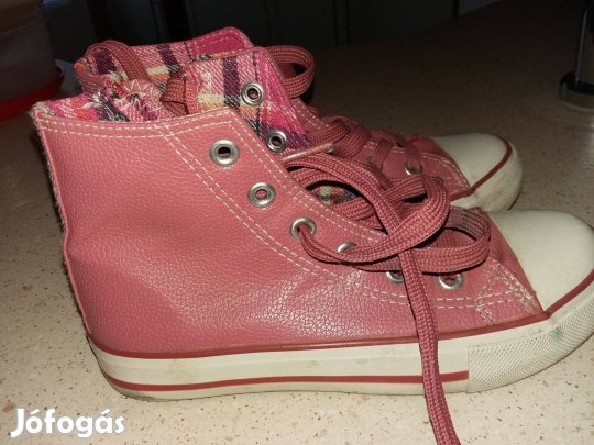 31-es tornacipő eladó