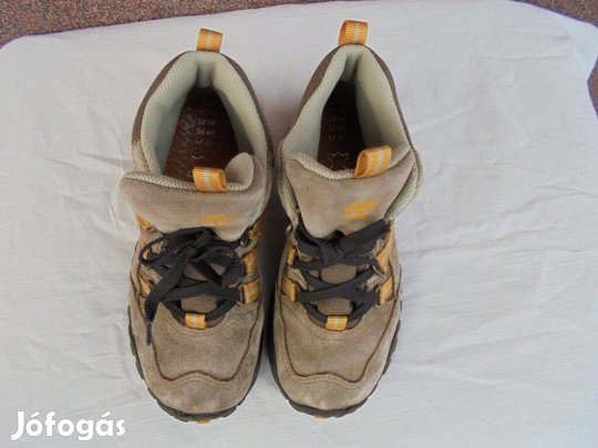 31-es vízálló, orr és sarokerősítéses velurbőr bakancs