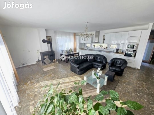 325 nm-es ház eladó Nagytarcsa