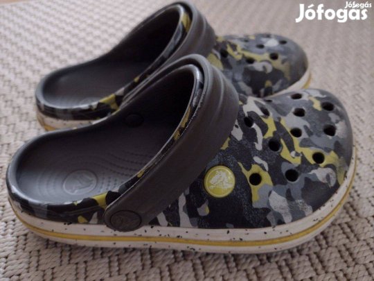 32 Crocs fiú klumpa, papucs