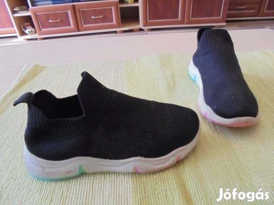 32-es Lyukacsos vászoncipő-váltócipő