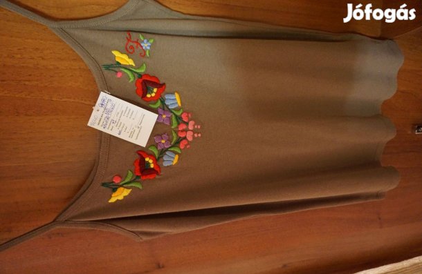 32-es drapp női trikó népművész színes kalocsai hímzéssel eladó