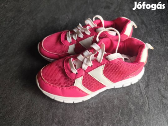 32-es keveset használt cipő