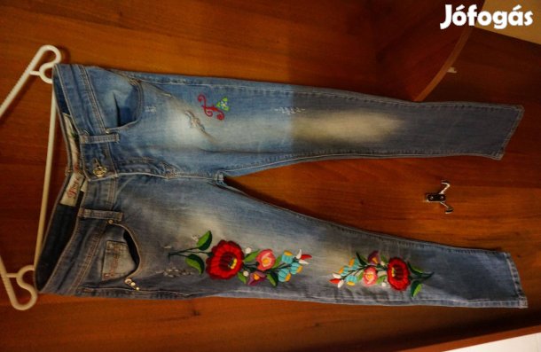 32-es koptatott női farmer nadrág színes kalocsai hímzéssel eladó